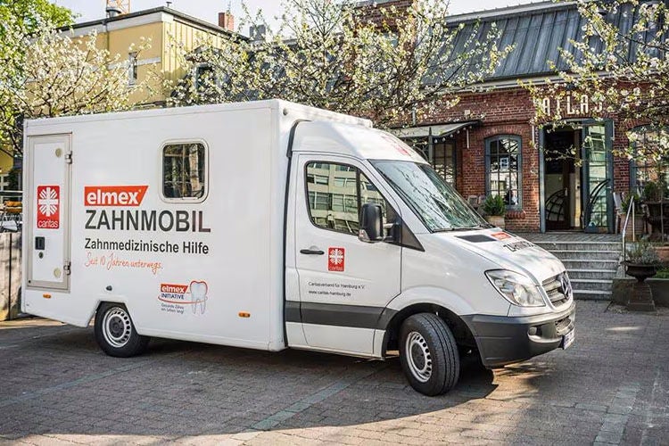 elmex Zahnmobil-Bus für gemeinnützige, zahnmedizinische Hilfe vor Ort