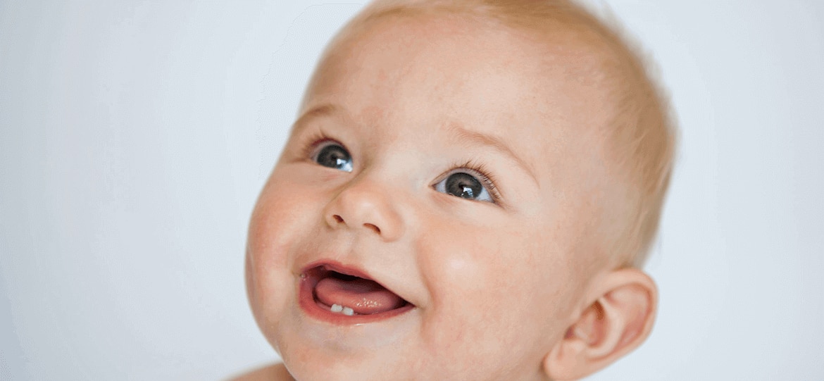 Bereiten Sie die Baby-Zahnbürste vor - Ab wann zahnen Babys?