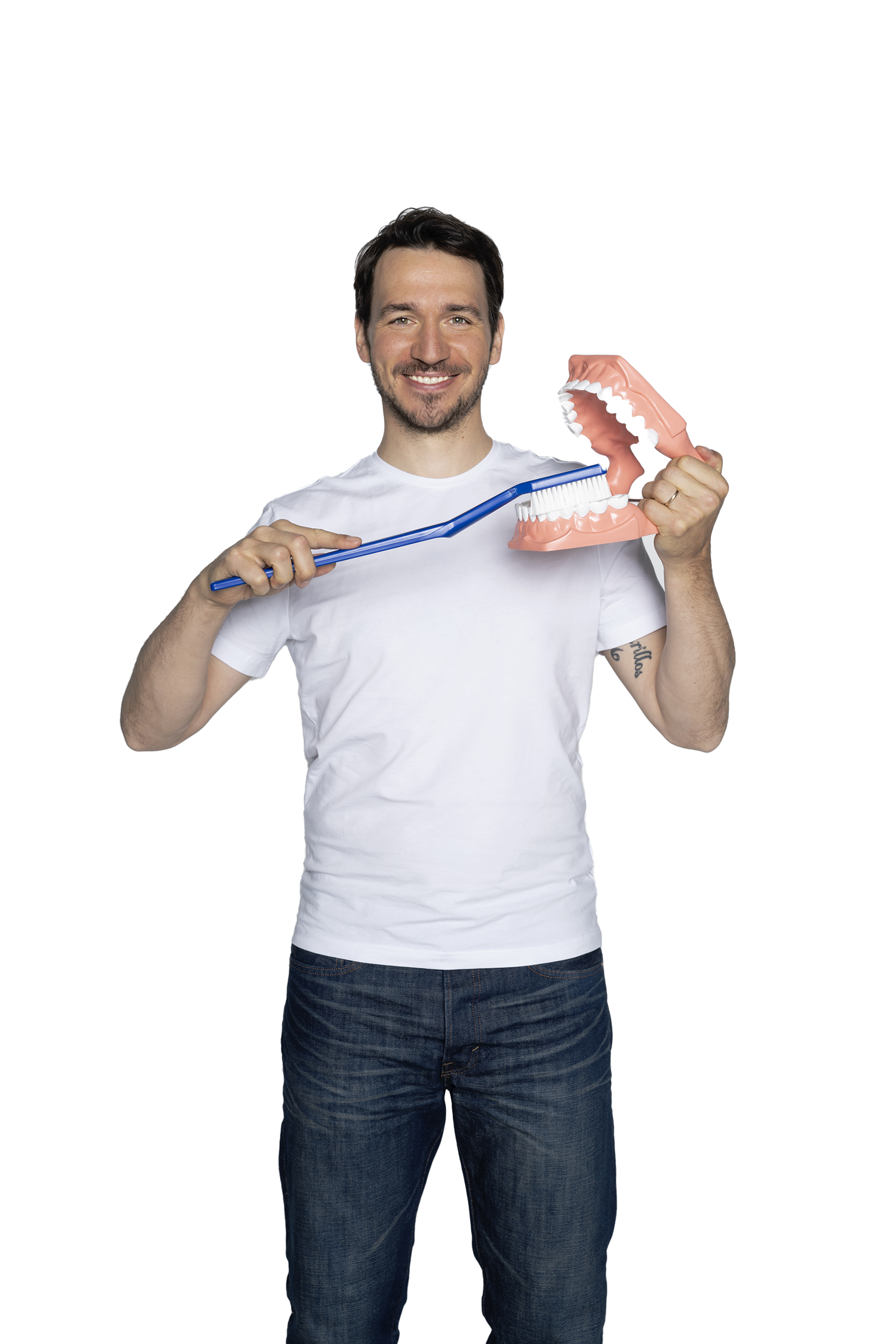 boy-de-de-banner.png mann mit grosser zahnbuerste putzt ein grosses plastikgebiss