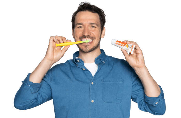 Felix Neureuther putzt sich die Zähne mit elmex Zahnpasta.