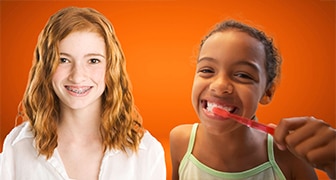 Mädchen putzen Zähne